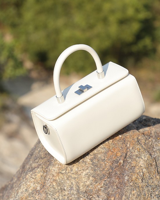 Premium cowhide small square handbag women's 2025 Spring/Summer fashionable and simple single shoulder crossbody doctor's box bag Premium cowhide small square handbag women's 2025 Spring/Summer fashionable and simple single shoulder crossbody doctor's box bag