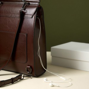 2025 new genuine leather women's backpack, British preppy-style schoolbag, retro computer backpack for college students, simple cowhide backpack