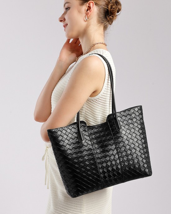 New style genuine leather women's handbag, fashionable cowhide shoulder bag, daily commuter bag, simple style, large capacity woven sling bag. New style genuine leather women's handbag, fashionable cowhide shoulder bag, daily commuter bag, simple style, large capacity woven sling bag.