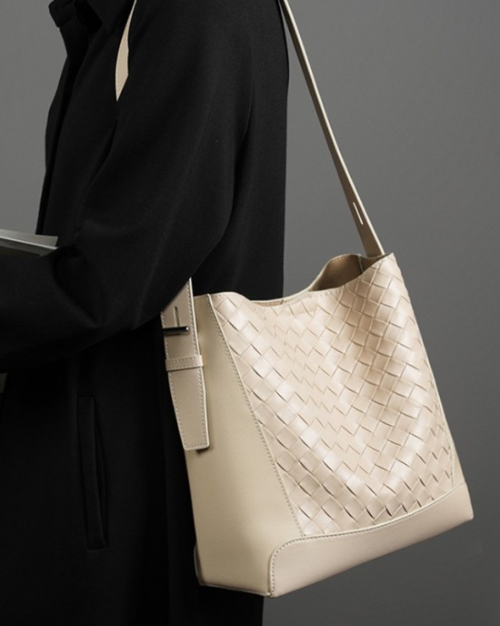 Hand-woven cowhide tote bag, new large-capacity fashionable commuter shoulder bag, crossbody bag