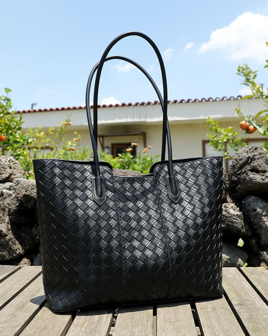 New style genuine leather women's handbag, fashionable cowhide shoulder bag, daily commuter bag, simple style, large capacity woven sling bag. New style genuine leather women's handbag, fashionable cowhide shoulder bag, daily commuter bag, simple style, large capacity woven sling bag.