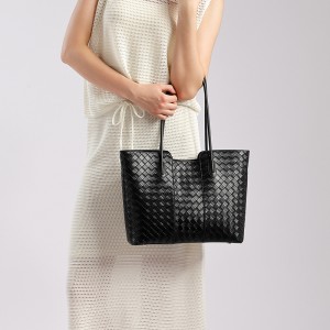 New style genuine leather women's handbag, fashionable cowhide shoulder bag, daily commuter bag, simple style, large capacity woven sling bag.