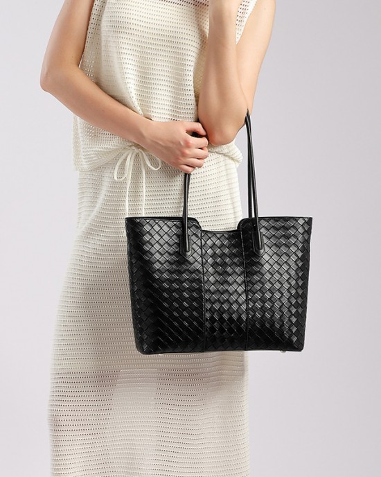 New style genuine leather women's handbag, fashionable cowhide shoulder bag, daily commuter bag, simple style, large capacity woven sling bag. New style genuine leather women's handbag, fashionable cowhide shoulder bag, daily commuter bag, simple style, large capacity woven sling bag.